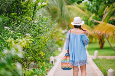 Genç güzel kadın üzerinde tropikal deniz kıyısı eğleniyor. Mutlu kız beyaz kum tropikal kumsalda yürüyüş