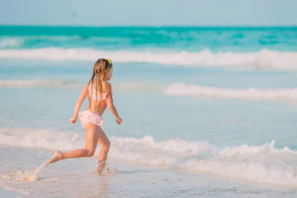 Szczęśliwa dziewczynka spaceru na plaży podczas wakacje Karaiby — Zdjęcie stockowe