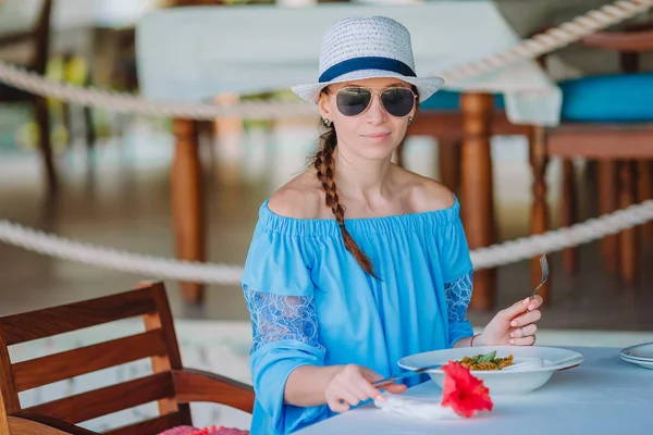 Resort Restoran deniz manzaralı lüks otel terasında sıcak kahve içme kadın. — Stok fotoğraf