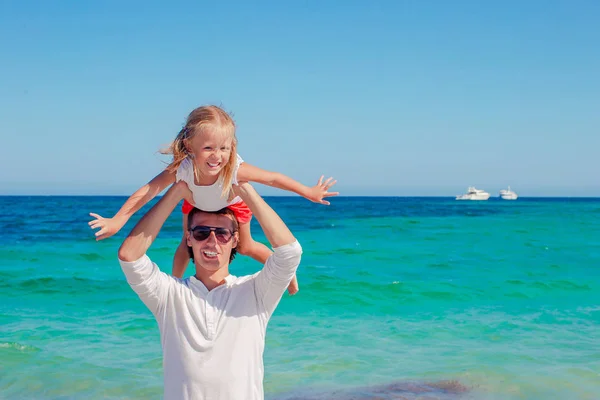 Niña y papá feliz divirtiéndose durante las vacaciones en la playa —  Fotos de Stock