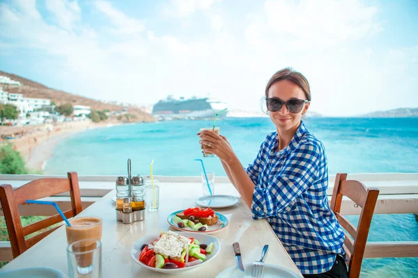 Kvinna dricka varmt kaffe på luxury hotellterrassen med havsutsikt resort restaurang. — Stockfoto