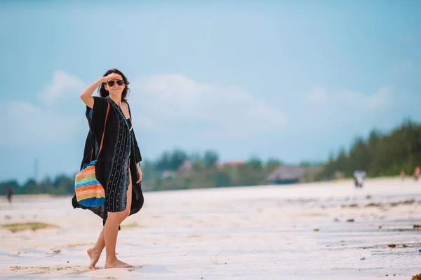 Joven hermosa mujer en las vacaciones de playa — Foto de Stock