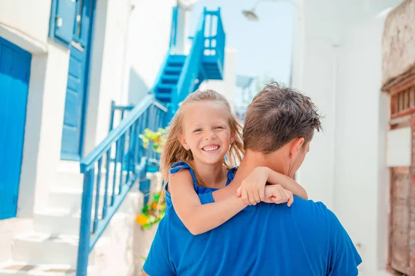 Happy dad and little adorable girl traveling in Mykonos, Greece — Stock Photo, Image