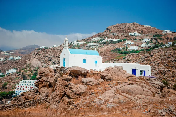 Veduta del tradizionale villaggio greco con case bianche sull'isola di Mykonos, Grecia, — Foto Stock