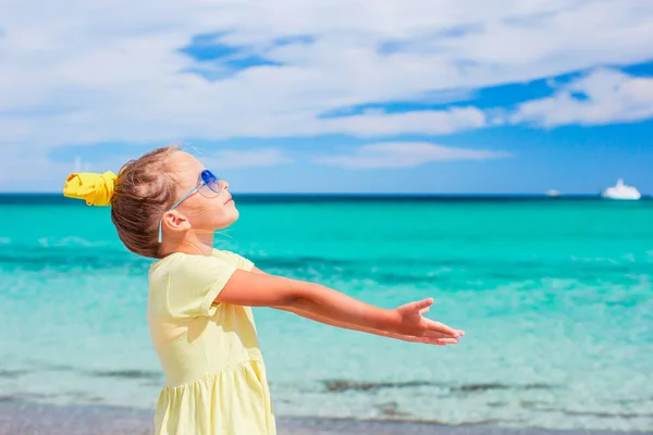 Onun yaz tatilde plajda sevimli küçük kız portresi — Stok fotoğraf