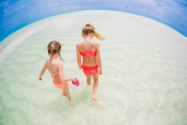 Los niños se divierten mucho en la playa tropical jugando juntos —  Fotos de Stock