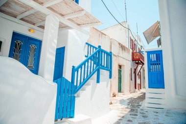 Mavi kapı ile tipik mavi kapı. Yunanistan, Mykonos