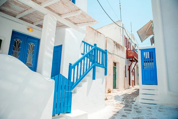 典型的蓝色门与蓝色的门。希腊米科诺斯岛 — 图库照片