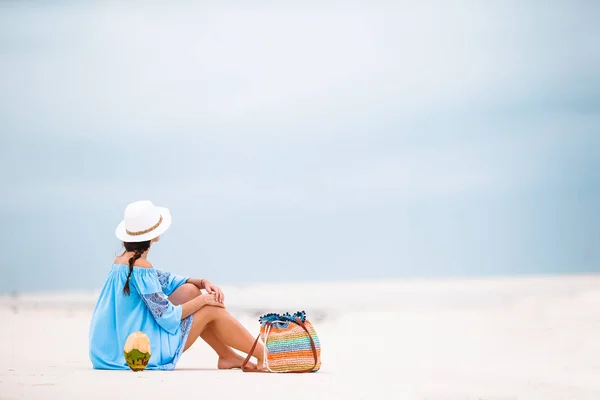 Frau liegt am Strand und genießt den Sommerurlaub mit Blick aufs Meer — Stockfoto