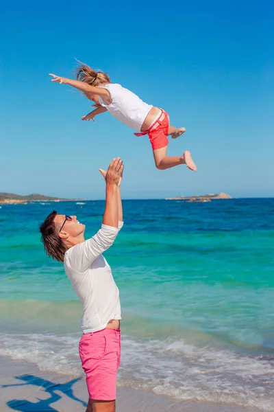 Liten flicka och glad pappa har roligt under stranden semester — Stockfoto