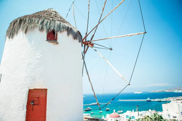Stare tradycyjne wiatraki nad miastem Mykonos. — Zdjęcie stockowe