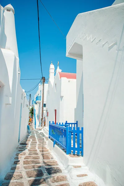 Mavi kapı ile tipik mavi kapı. Yunanistan, Mykonos — Stok fotoğraf