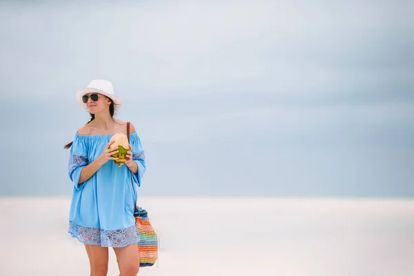 Joven hermosa mujer divirtiéndose en la orilla del mar tropical. Chica feliz caminando en la playa tropical de arena blanca — Foto de Stock