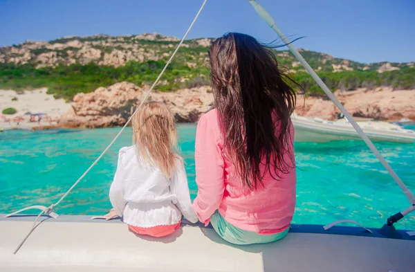 Giovane madre con la sua adorabile bambina che riposa su una grande barca — Foto Stock