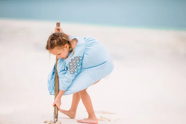 Schattig klein meisje aan het strand tijdens caribische vakantie — Stockfoto