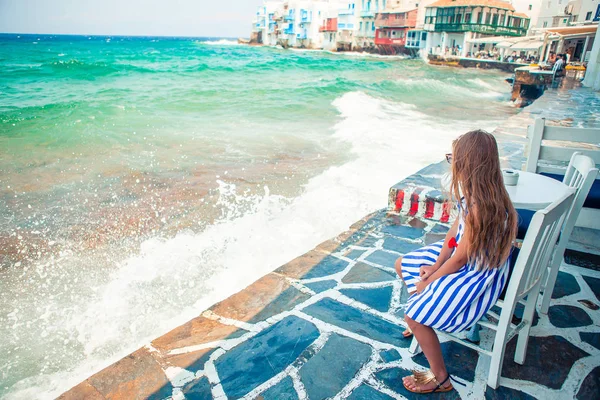 Αξιολάτρευτο κοριτσάκι στη Μικρή Βενετία, την πιο δημοφιλή τουριστική περιοχή του νησιού της Μυκόνου. — Φωτογραφία Αρχείου