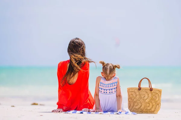 Beautiful mother and daughter at the beach enjoying summer vacation. — Stock Photo, Image