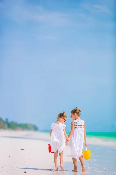 小快乐有趣的女孩们在热带海滩玩得很开心。阳光灿烂，大海中下着雨 — 图库照片