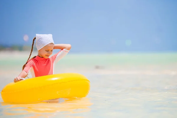 Enfant heureux avec cercle en caoutchouc gonflable s'amusant sur la plage — Photo