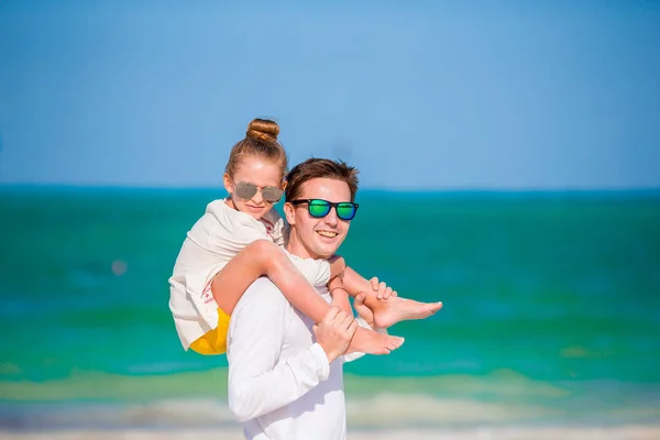 Mała dziewczynka i szczęśliwy tata zabawy podczas wakacji na plaży — Zdjęcie stockowe