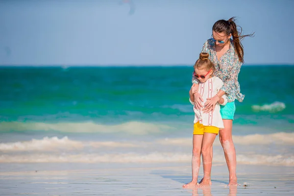 아름다운 어머니와 딸 이 해변에서 여름 방학을 즐긴다. — 스톡 사진