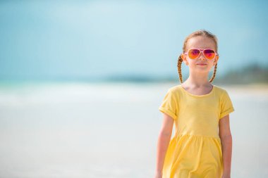 Karayip tatili sırasında sahilde tatlı küçük bir kız.