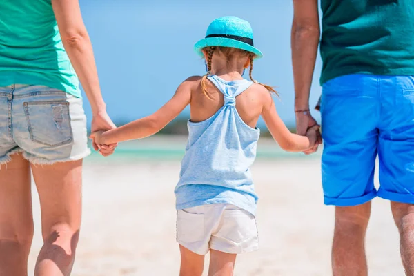 Joven familia de tres en vacaciones de playa —  Fotos de Stock