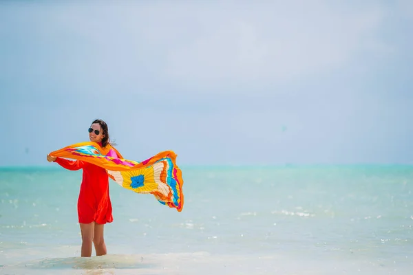 Joven hermosa mujer divirtiéndose en la orilla del mar tropical. Chica feliz fondo el cielo azul y el agua turquesa en el mar en la isla caribeña — Foto de Stock