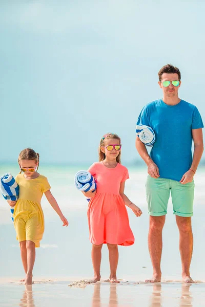 Ojciec i dzieci cieszą się wakacjami na plaży — Zdjęcie stockowe