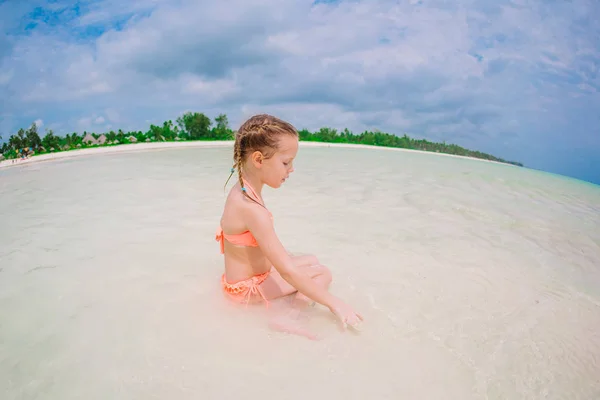 Mutlu kız sahilde yaz tatilinin tadını çıkar. — Stok fotoğraf