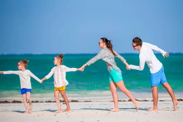 Ung familj på fyra på strandsemester — Stockfoto