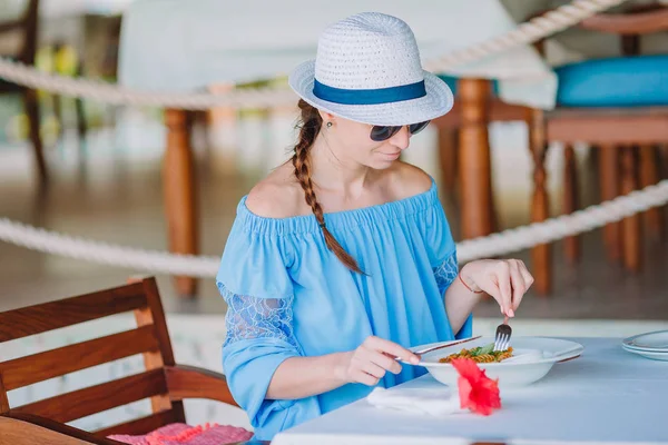 Mulher bebendo café quente no terraço do hotel de luxo com vista para o mar no restaurante resort . — Fotografia de Stock