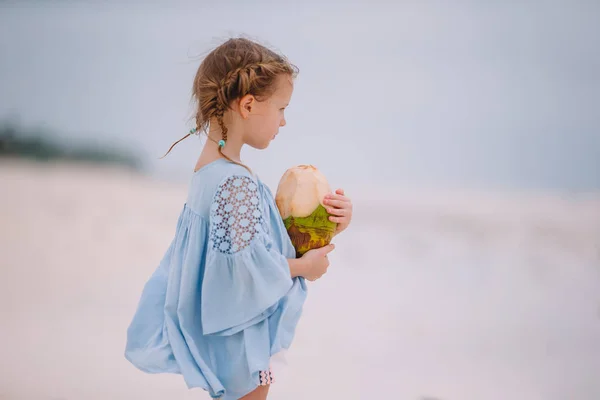 Piccola adorabile ragazza con grande noce di cocco sulla spiaggia di sabbia bianca — Foto Stock