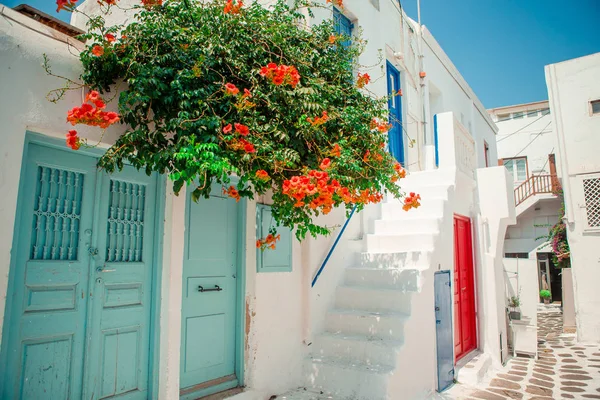 Tradiční domy s modré dveře v úzkých uličkách Mykonos, Řecko. — Stock fotografie