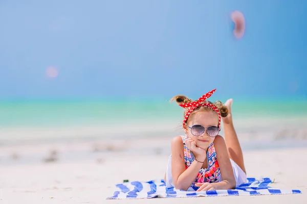 Linda niña en la playa durante las vacaciones caribeñas —  Fotos de Stock