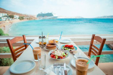 Tipik Yunan geleneksel köy Yunanistan'da bir sokakta açık kafe.