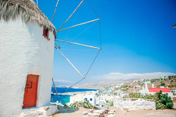 Vecchi mulini a vento tradizionali sopra la città di Mykonos. — Foto Stock