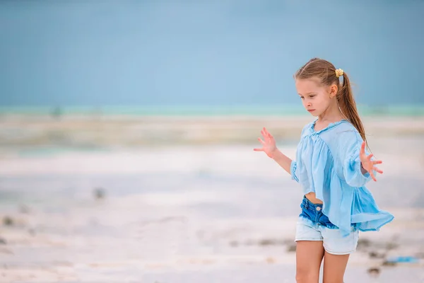 幸せな女の子はビーチで夏休みをお楽しみください — ストック写真