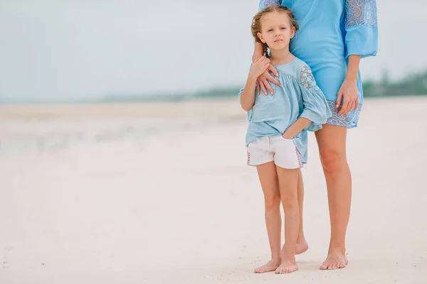 Ritratto di bambina e madre in vacanza estiva — Foto Stock