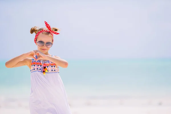 Linda niña en la playa durante las vacaciones caribeñas — Foto de Stock