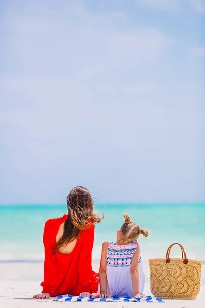 Belle mère et fille à la plage profitant des vacances d'été. — Photo
