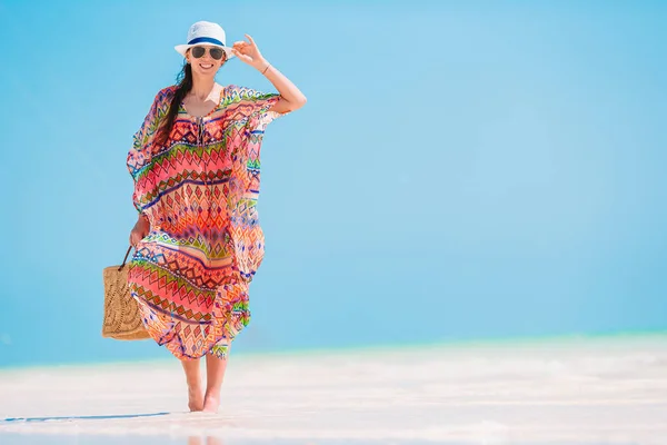 Joven hermosa mujer divirtiéndose en la orilla del mar tropical. Chica feliz fondo el cielo azul y el agua turquesa en el mar en la isla caribeña — Foto de Stock