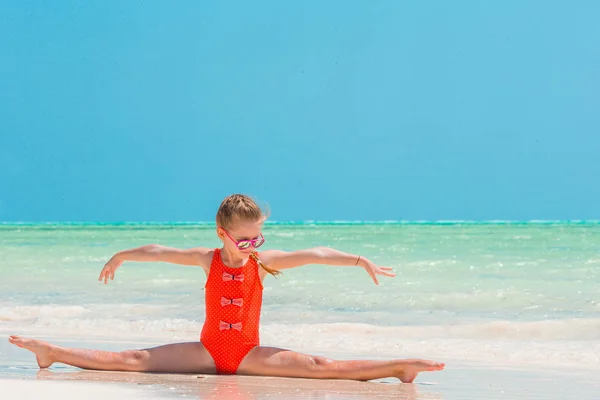 Aktif küçük kız beyaz Beach eğleniyor — Stok fotoğraf