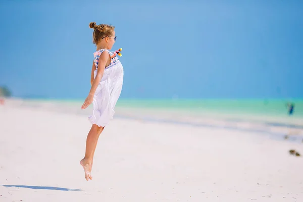 Портрет чарівної маленької дівчинки на пляжі під час літніх канікул — стокове фото