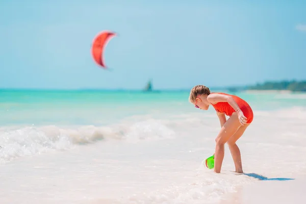 小さな女の子でトロピカルホワイトビーチ作る砂の城 — ストック写真