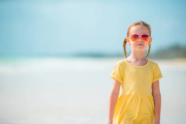 Adorabile bambina in spiaggia durante le vacanze estive — Foto Stock