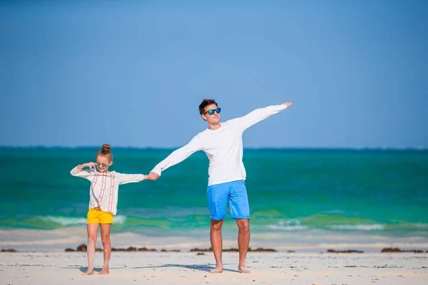Padre e hijos disfrutando de vacaciones de verano en la playa — Foto de Stock
