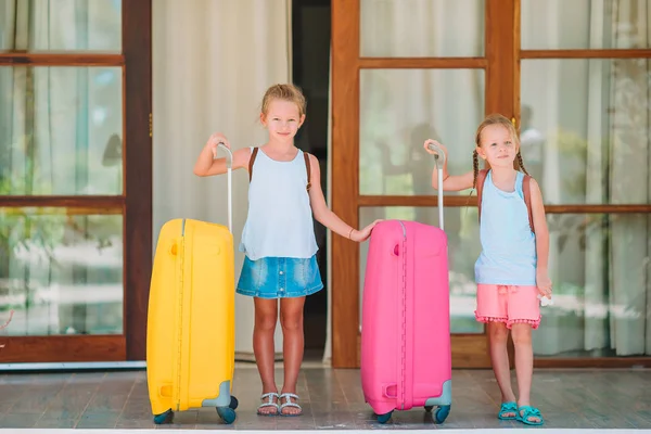 Děti se dvěma zavazadly připraveny k cestě — Stock fotografie