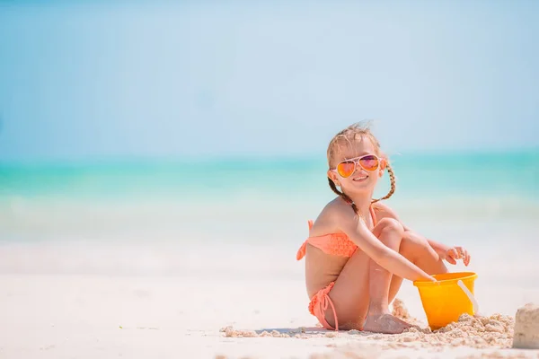 Adorable petite fille à la plage pendant les vacances d'été — Photo