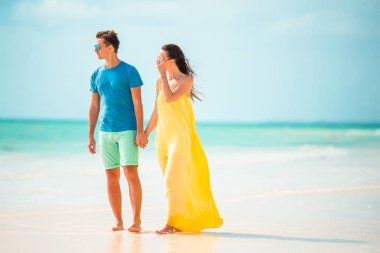 Yaz tatilinde beyaz plajda genç bir çift.